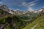 Lungo il sentiero che da Ciamporino porta all'Alpe Veglia, il Monte Leone domina il panorama.